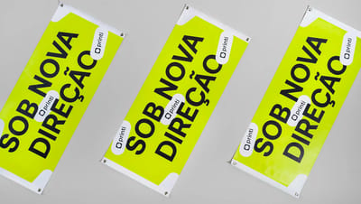 Faixa personalizada verde neon com a frase 'Sob Nova Direção' e logotipos da Printi.