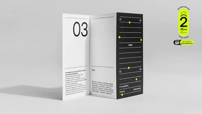 Folder personalizado com 2 dobras aberto exibindo design moderno em preto e branco com selo de entrega rápida Printi em 2 dias úteis.