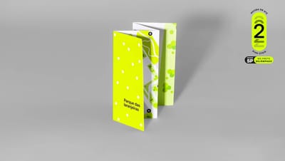 Folder personalizado com 3 dobras em formato sanfona da Printi, com selo de entrega rápida em até 2 dias úteis para São Paulo e Grande SP.