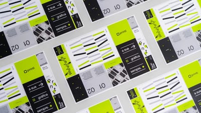 Mosaico de folhas de máquina exibindo diversos layouts de panfletos personalizados em cores vibrantes.