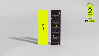 Design de marca-página personalizado frente e verso com logo Printi e selo de entrega rápida em até 2 dias úteis para São Paulo.