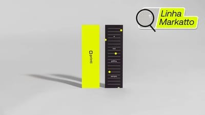 Marcadores de página personalizados da Linha Markatto da Printi em destaque sobre fundo neutro, um em verde neon com logo da marca e outro em preto com linhas e elementos gráficos