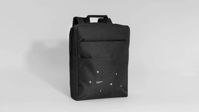 Mochila personalizada preta da Printi com design minimalista e bolso frontal amplo