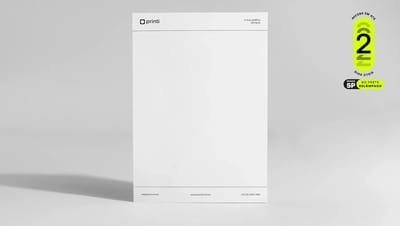 Papel timbrado institucional em fundo cinza neutro. Layout minimalista com cabeçalho e rodapé delimitados por linhas finas, apresentando a identidade visual da Printi em preto e branco. Inclui selo lateral indicando entrega rápida em até 2 dias úteis.