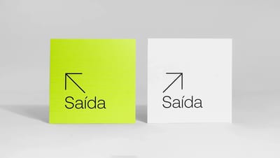 Duas placas de sinalização quadradas para saída, nas cores verde neon e branco, com design minimalista.