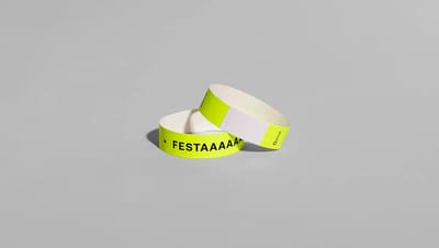 Duas pulseiras de identificação personalizadas verde neon com a inscrição FESTAAAAAA e logotipo Printi.