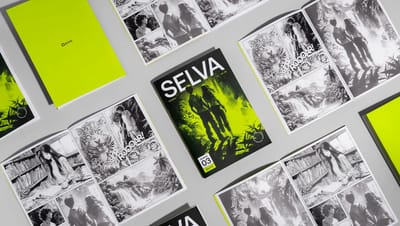 Revista em quadrinhos personalizada aberta exibindo ilustrações detalhadas de selva em preto e branco.