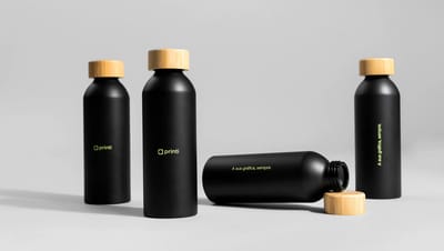 Squeeze térmico personalizado preto com tampa de bambu exibido em conjunto, ideal para brindes corporativos sustentáveis.