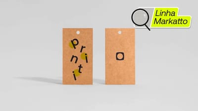 Duas tags de papel kraft da linha Markatto da Printi posicionadas lado a lado sobre fundo neutro, com furo superior para aplicação em produtos e design minimalista com letras estilizadas formando “printi”, destacando o uso de etiquetas ecológicas para bra