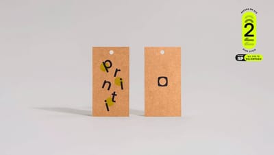 Tag Econômica em papel Kraft marrom personalizada com impressão preta e detalhes em amarelo, destacando furo circular para aplicação, com selo de entrega em 2 dias úteis