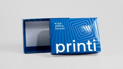 Caixa rígida personalizada com tampa e fundo com acabamento em verniz, impressa em azul com logotipo da Printi, ideal para embalagens premium, kits corporativos e apresentação de produtos.