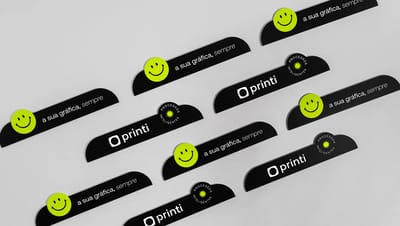 Mosaico de testeiras personalizadas pretas com estampa de smile verde neon e frase institucional.