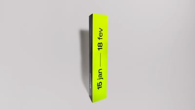 Totem triedro personalizado para divulgação de marcas, campanhas e produtos em pontos de venda e eventos.