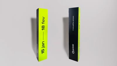 Totem triedro personalizado para ponto de venda com três faces impressas em cores neon e preto.