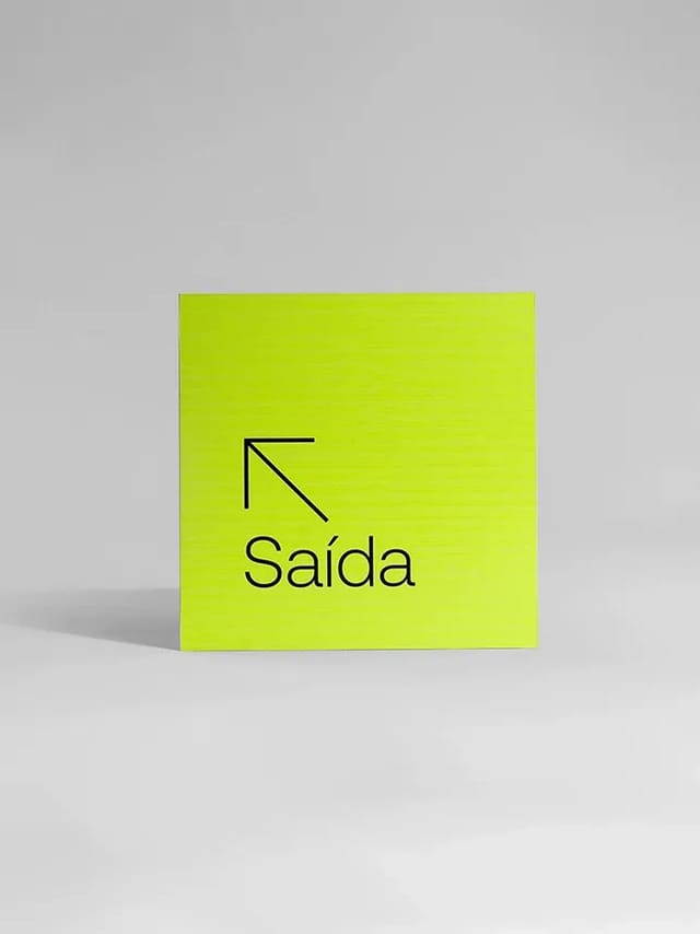 Placa personalizada com corte especial, ideal para sinalização, comunicação visual e divulgação de marcas.