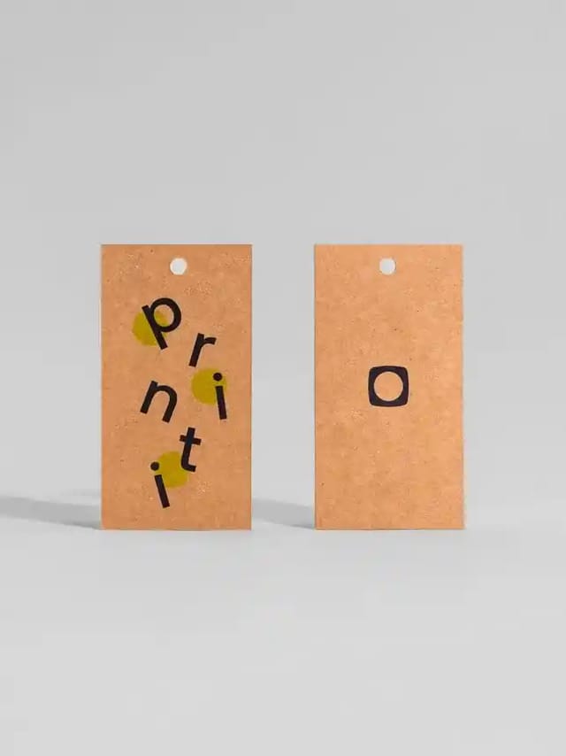 Tags com acabamento em verniz para destacar produtos com sofisticação. Ideal para roupas, brindes, embalagens e presentes. Personalize com sua identidade visual.