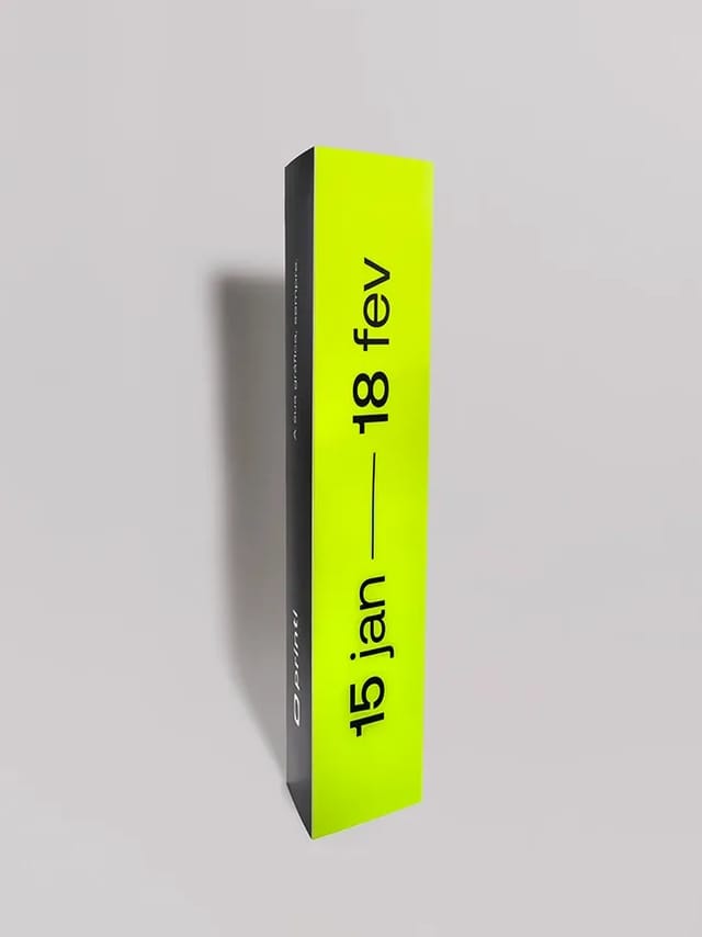 Totem versátil melhora sinalização e promoção visual. Modelos triedro/quadriedo destacam sua marca. Ideal para diversas empresas.