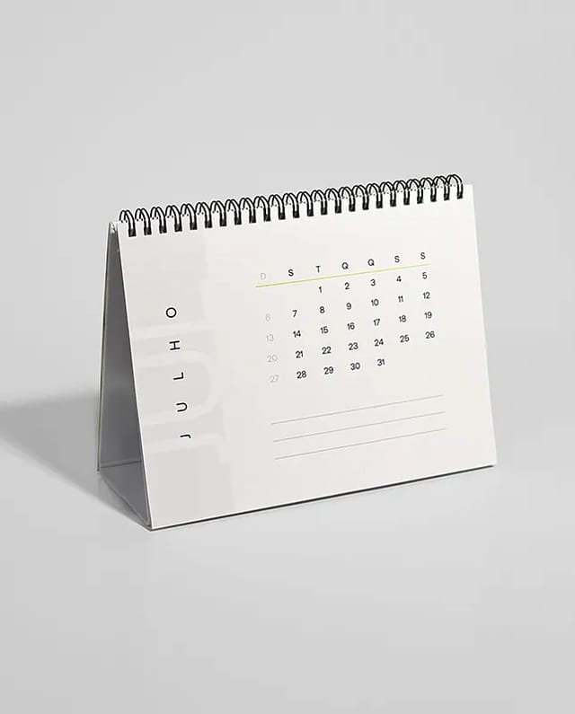 Calendário de mesa com base rígida, ideal para uso corporativo e brindes personalizados.