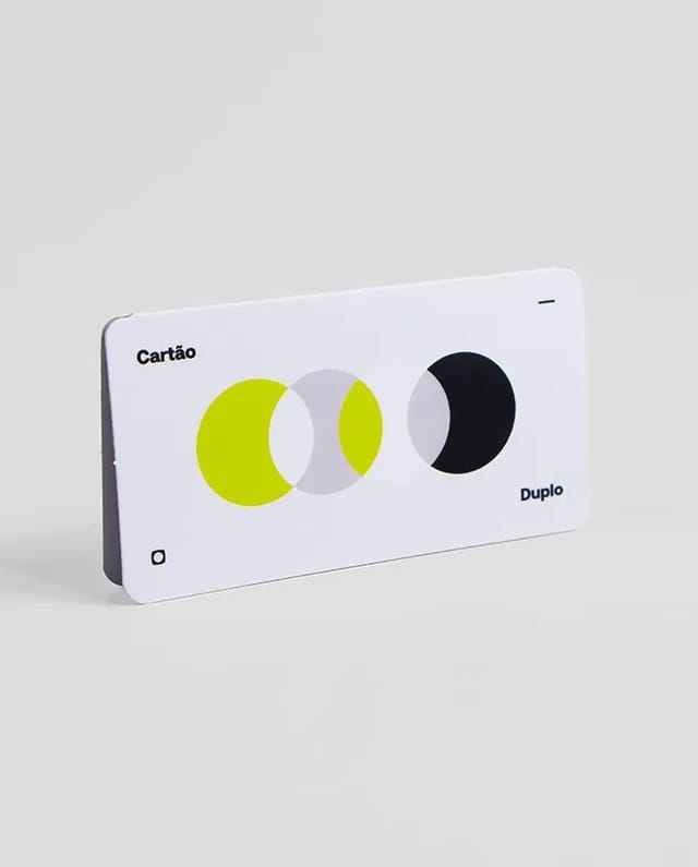 Cartão duplo personalizado, ideal para comunicação visual e marketing direcionado.