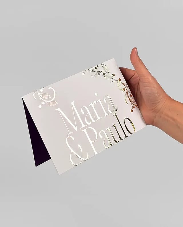 Convite de casamento com toque de hot stamping que encanta pelo visual sofisticado.