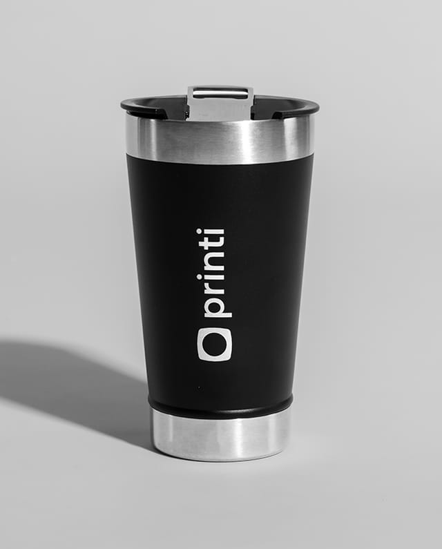 Desfrute de uma experiência única com o Copo Térmico da Printi, onde o design refinado encontra a praticidade moderna. Fabricado em aço inox, este copo de viagem é a escolha perfeita para manter suas bebidas na temperatura ideal, independentemente do clima. 