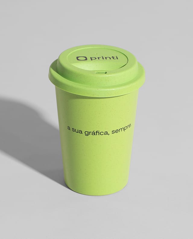 Copo para Viagem em Fibra de Bambu e PP de 450 ml personalizado com sua identidade visual. Ideal para brindes, eventos e divulgação.