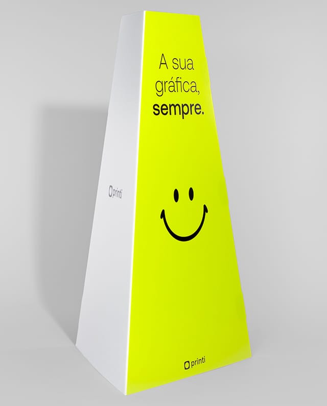 Totem Pirâmide personalizado com sua identidade visual. Ideal para brindes e divulgação.