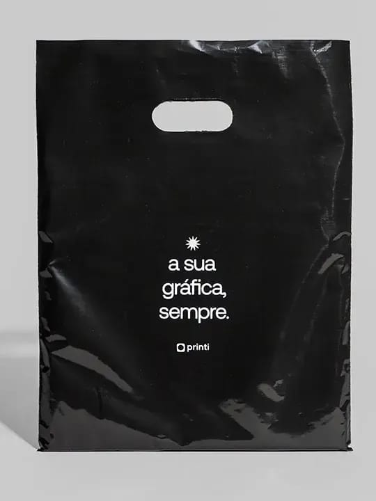 Sacola plástica personalizada com alça vazada ou fita, conhecida como sacola boca de palhaço. Ideal para promoções, eventos e brindes personalizados.