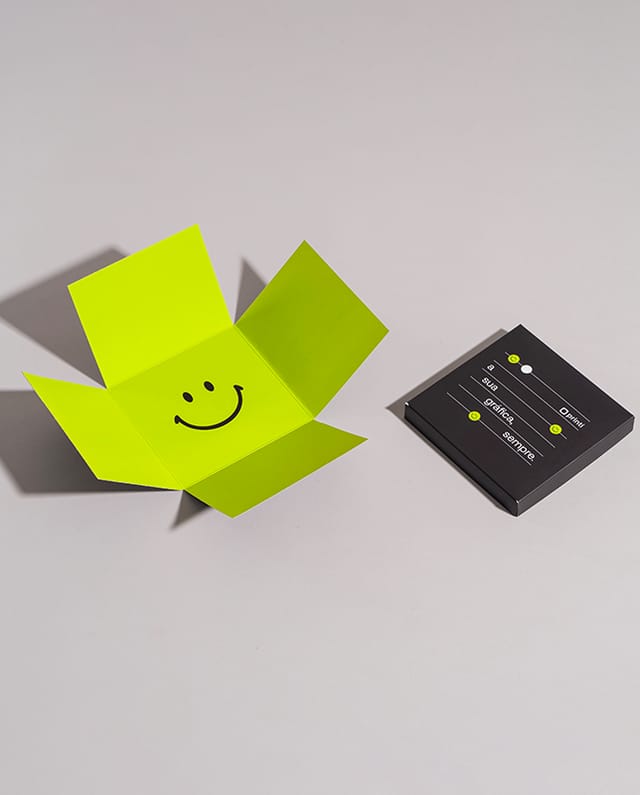 A Caixa Explosão é perfeita para presentes marcantes, disponível em dois tamanhos. Personalize internamente e externamente com acabamentos de alta qualidade.