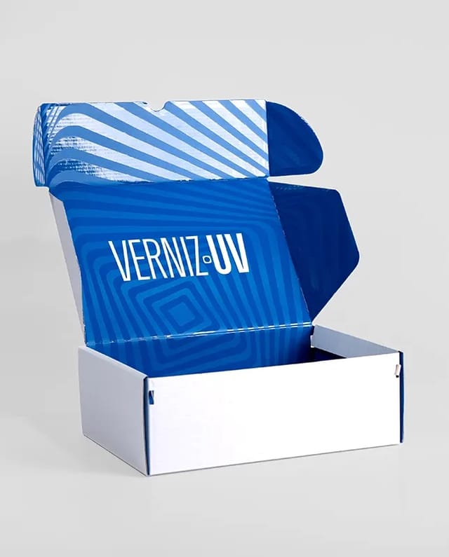 Leve mais valor à sua identidade visual com a embalagem para transporte com impressão interna em verniz. Resistente e com cobertura especial para impressionar.