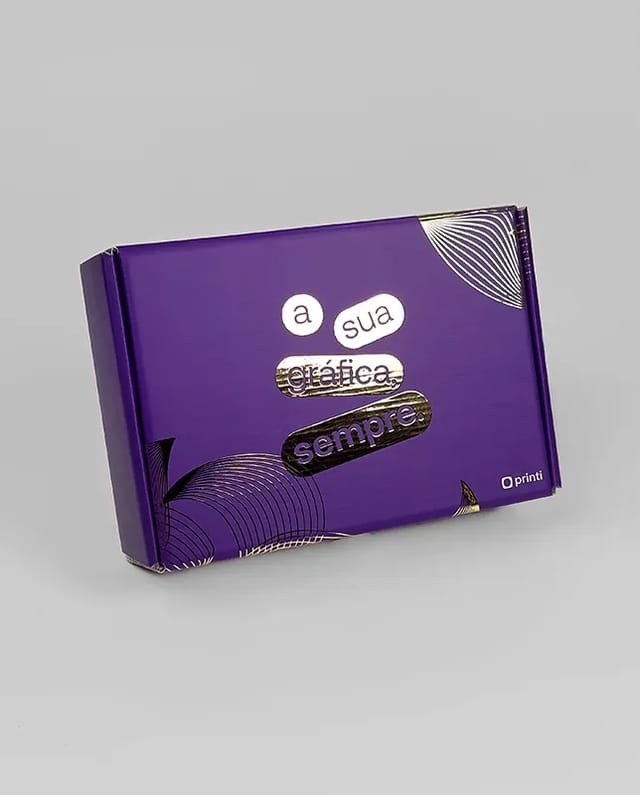 Embalagens resistentes com detalhe metálico em hot stamping, ideais para agregar valor ao momento da entrega.