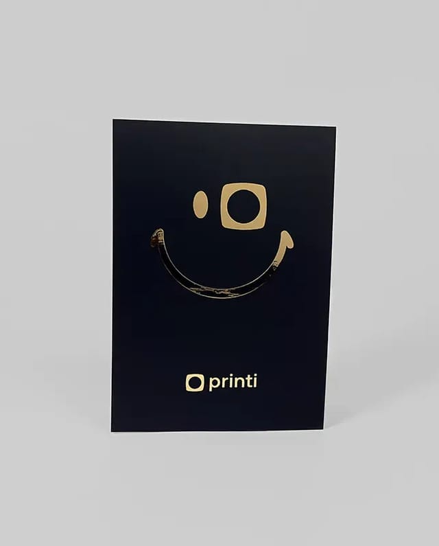 Flyers com acabamento metálico em hot stamping, ideais para ações promocionais que exigem alto impacto visual.