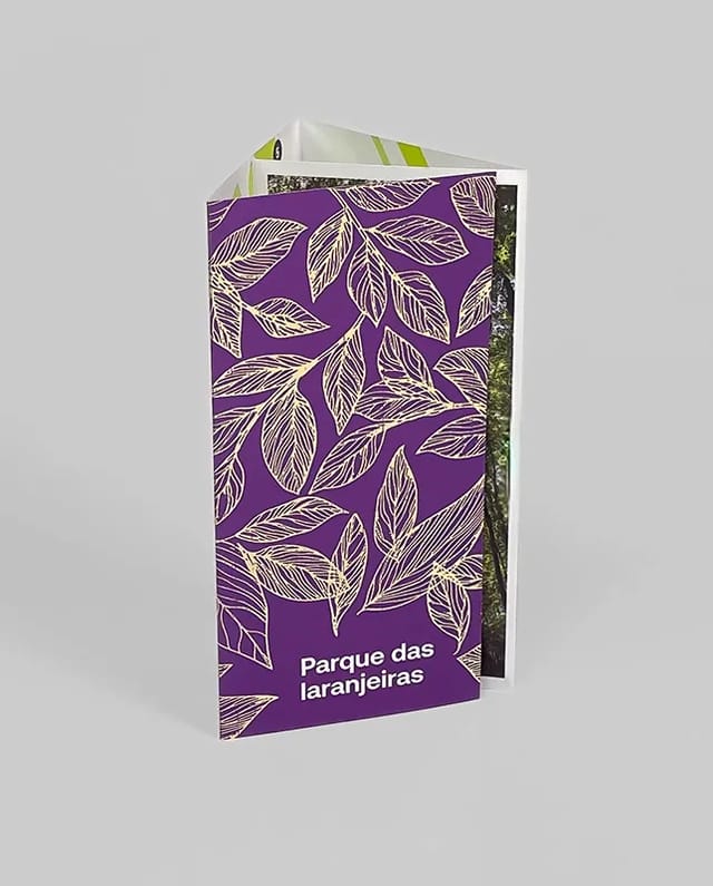 Folder 3 dobras com toque de hot stamping que impressiona desde o primeiro olhar.