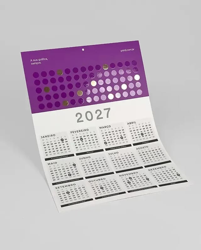 Calendário de parede básico com acabamento e toque de hot stamping que fortalece seu posicionamento visual.