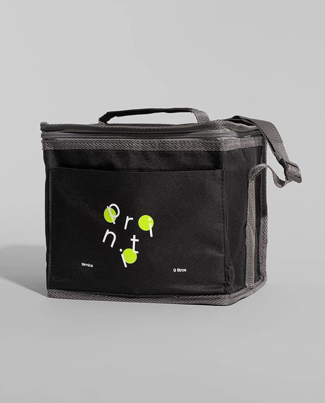 A Bolsa Térmica da Printi é a companheira ideal para manter suas refeições frescas e deliciosas em qualquer lugar.
Com capacidade para 9 litros, esta bolsa é perfeita para levar seu almoço, lanches ou bebidas em passeios, no trabalho, na escola ou em viagens.