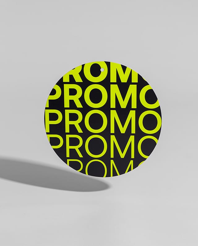 Móbile promocional em papel cartão 300g, ideal para ações no ponto de venda. Atrai atenção imediata e personaliza campanhas de forma marcante.