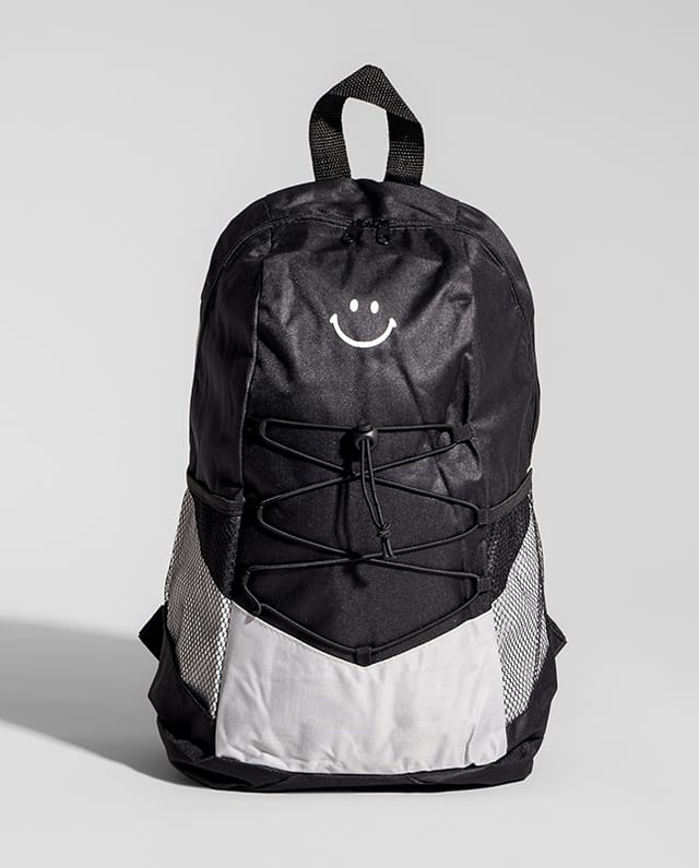 A Mochila Casual Personalizada é leve, moderna e resistente a rasgos e condições climáticas moderadas. Ideal para o dia a dia ou brindes corporativos.