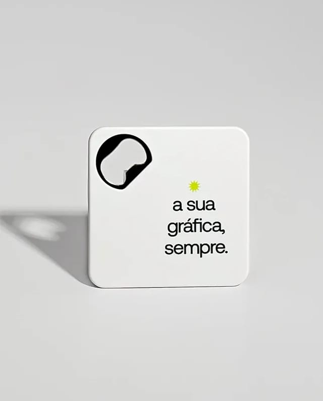 Versatilidade em um só produto: porta copo com abridor. Brinde criativo.