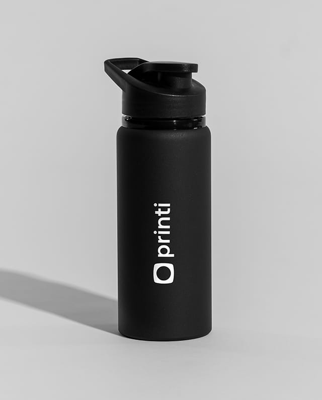 Com um design elegante e ergonômico, este squeeze oferece durabilidade e segurança para suas bebidas, sendo ideal para uso diário.