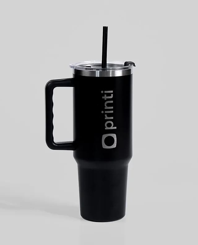 Copo térmico com alça personalizado, ideal para ações promocionais e uso confortável.