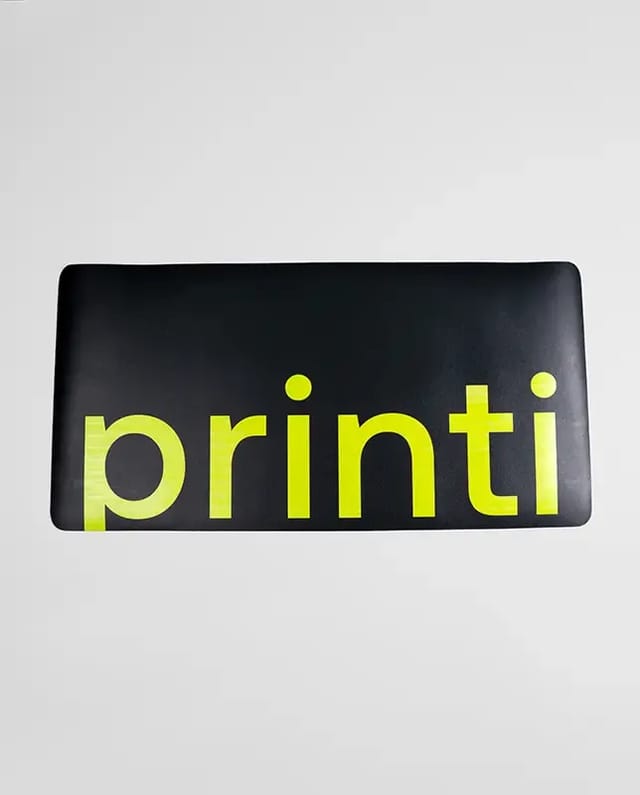 Desk Pad em PVC personalizado com sua logo. Protege superfícies e mantém sua marca sempre visível em escritórios, eventos e campanhas.