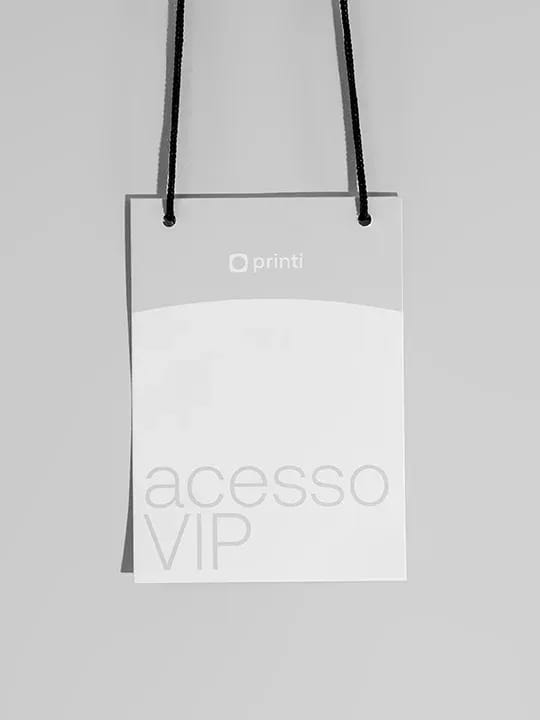 Credenciais personalizáveis com logotipos e cores para eventos, garantindo identificação clara e qualidade superior com a Printi.