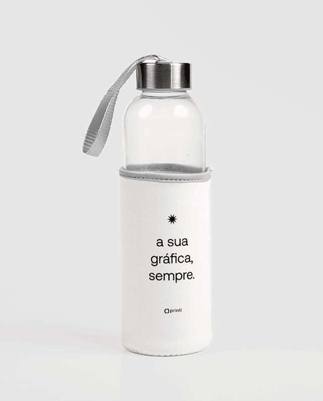 Elegância e funcionalidade no Squeeze de Vidro com Capa Neoprene. O vidro preserva o sabor e a capa térmica protege e exibe sua marca. Um brinde premium inesquecível.