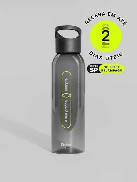 Garrafa resistente e elegante com acabamento fumê, ideal para brindes ou uso diário.