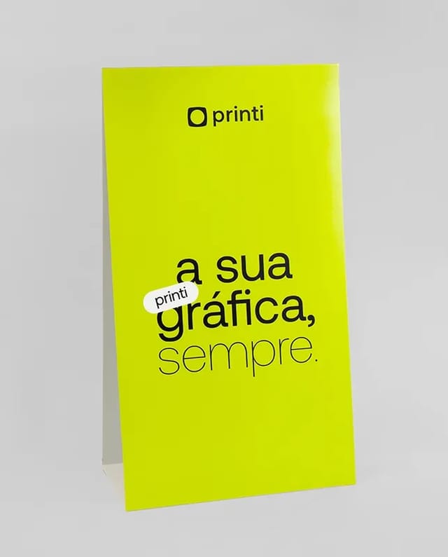 Atraia olhares com o Totem Triangular personalizado! Perfeito para feiras, lojas e ações promocionais que exigem alta visibilidade.
